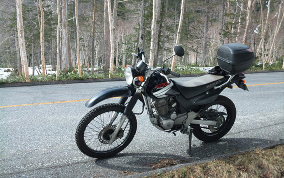 雪が残る道で。SL230