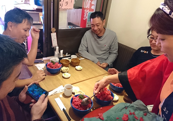 盛り放題のマグロ中落ち丼!